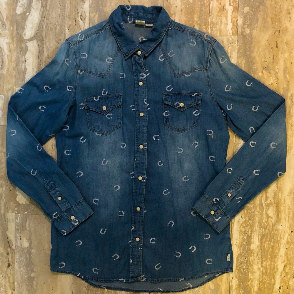 Roxy Denim Pearl Snap Western Jean Shirt with Embroidered Horse Shoes. Ladies L